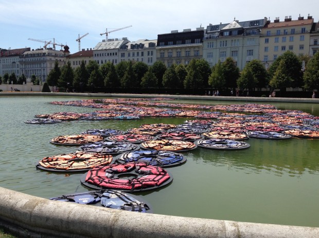 aiweiwei_schwimmwesten